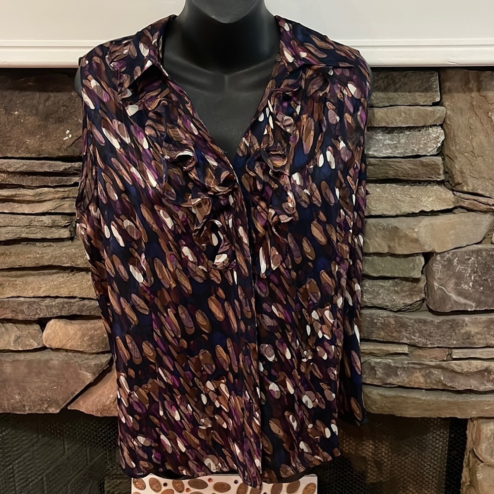 Beautiful Tahari sleeveless blouse PL